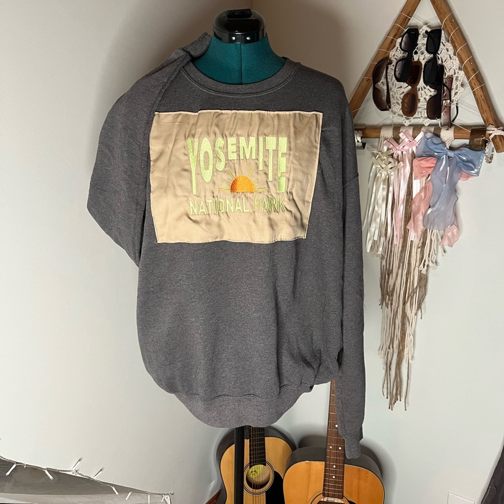 Yosemite asymmetrical patch sweatshirt ‼️